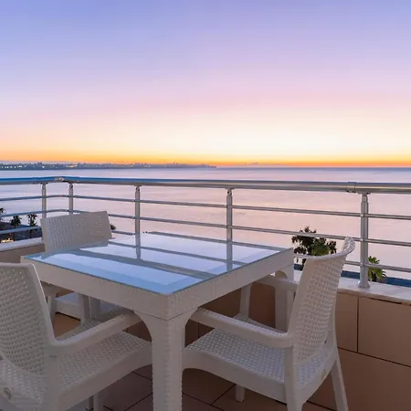 Heart Of The With Unique Views Of The Sea. 公寓 *
